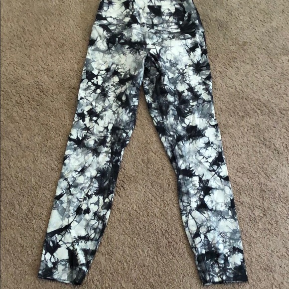 lululemon athletica Pants - Lululemon wunder under black white shibori sz 6